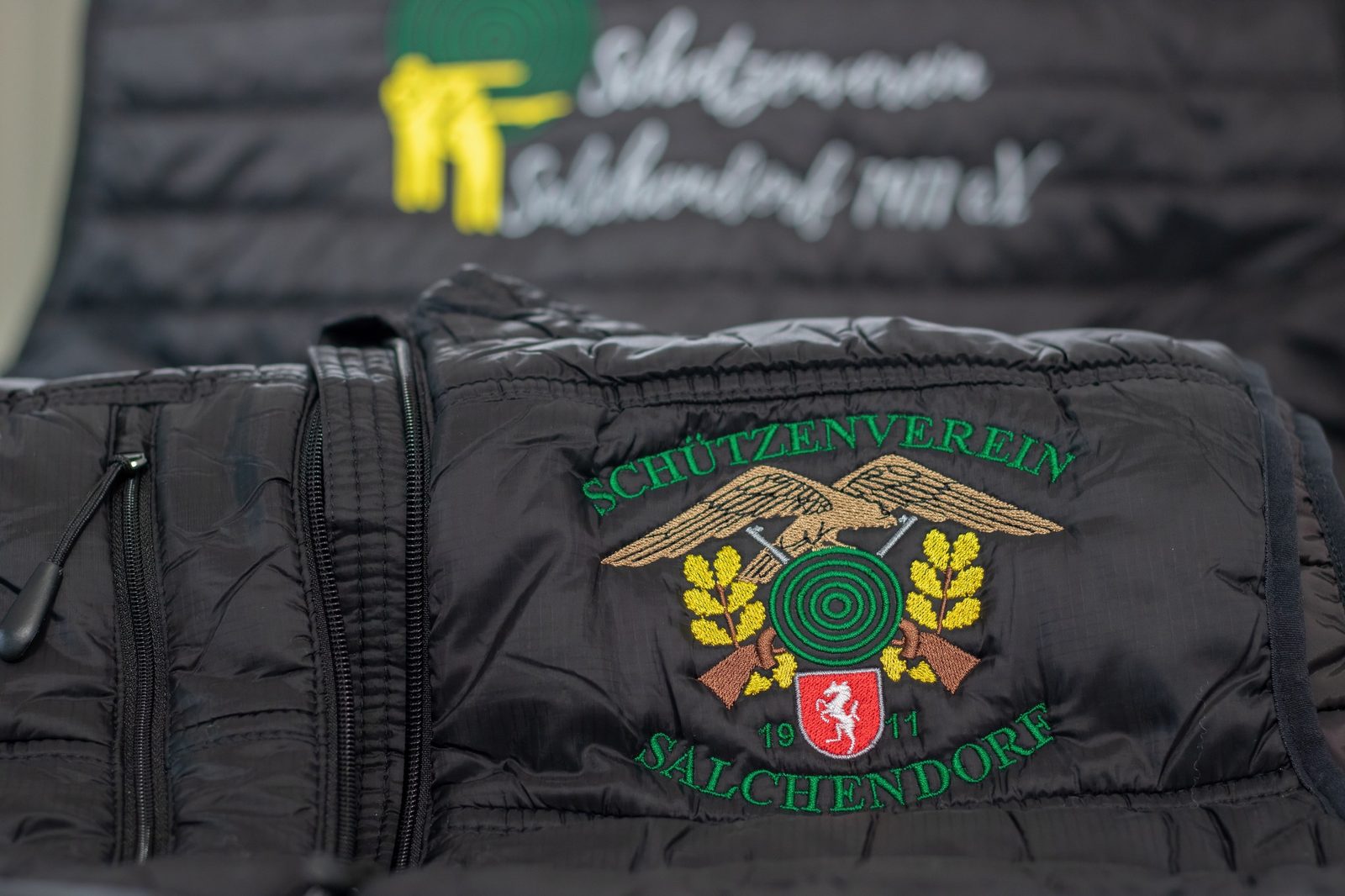 Einheitliche Poloshirts mit gesticktem Vereinslogo und Mitgliedsnamen