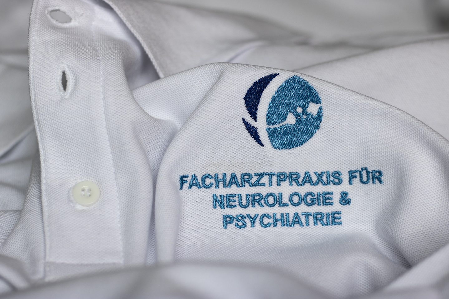 Poloshirts für Pflegeeinrichtungen mit gesticktem Logo und Namen