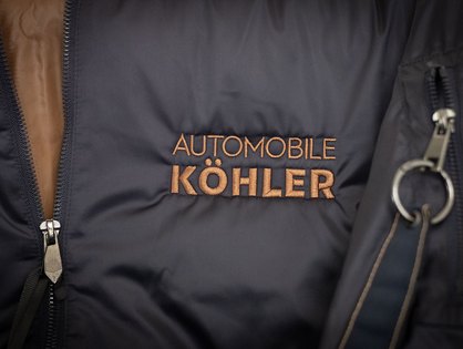 Winterjacke mit kupferfarbener Logostickerei für Automobile Köhler
