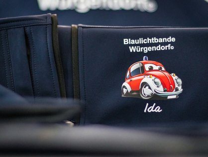 Softshelljacken mit farbigem Motivdruck und Namen für die Blaulichtbande Würgendorf