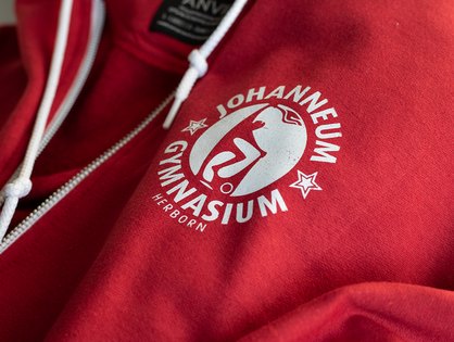 Rote Kapuzenjacke mit silbernem Schullogo-Druck f&uuml;r das Johanneum-Gymnasium Herborn