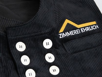 Cordhemd der Zunftkleidung mit zweifarbiger Logostickerei für die Zimmerei Ehrlich